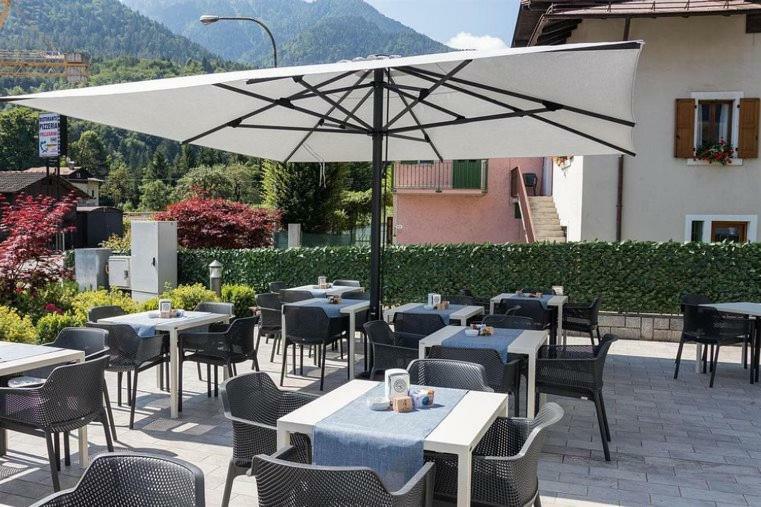 Hotel Milano Tione di Trento Exteriör bild